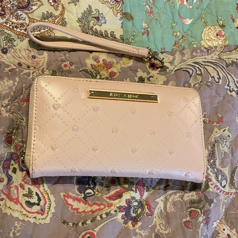 Betsey Johnson Pink w/💗 motif Clutch Wristlet/Wallet